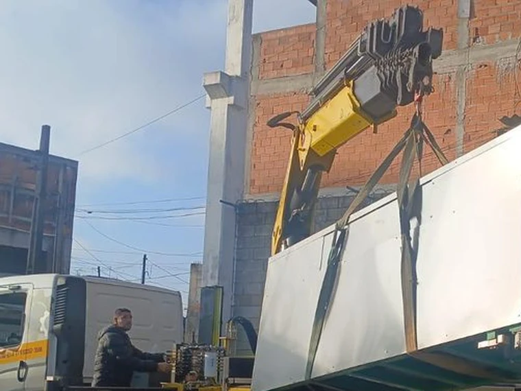 Operador da CMO içando equipamento com caminhão munck